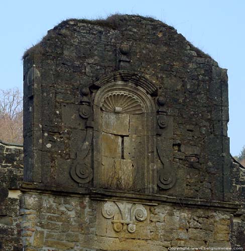 Rune en museum oude Abdij van Orval VILLERS-DEVANT-ORVAL in FLORENVILLE / BELGI In de gevel vind je hier en daar nog barokke elementen terug van de latere verbouwingen.