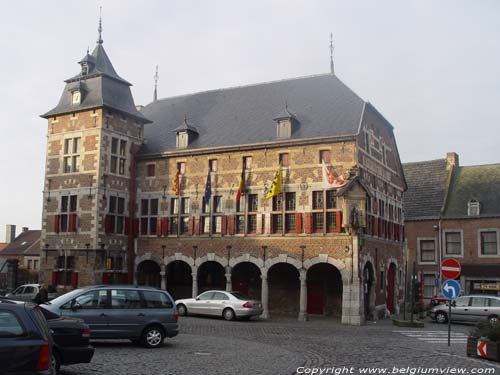 Stadhuis ('s Grevenhuis) BORGLOON foto Overzicht van het Maasrenaissance stadhuis, met de voorgebouwde toren, opvallende kruiskozijnen en de galerij aan de zijde van de Markt.