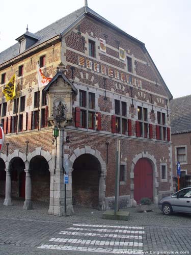 Stadhuis ('s Grevenhuis) BORGLOON / BELGI Overzicht van de zijgevel met de wapenschilden van de Loonse steden, het Prinsbisdom Luik en het Duitse Keizerrijk.