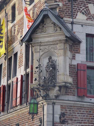 Stadhuis ('s Grevenhuis) BORGLOON foto Barokke beeldnis met de Maagd Maria met Kindje.