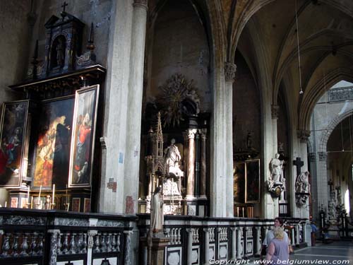 Sint-Jacobskerk ANTWERPEN 1 (centrum) / ANTWERPEN foto De kerk bevat 22 altaren.  Hier ziet u de noordelijke zijbeuk die werd voorzien van zijkapelletjes over gans de lengte.