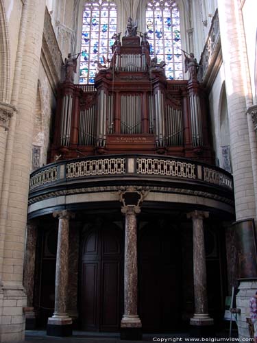 Sint-Jacobskerk ANTWERPEN 1 (centrum) in ANTWERPEN / BELGIË De barokke narthex met daarboven het orgel.