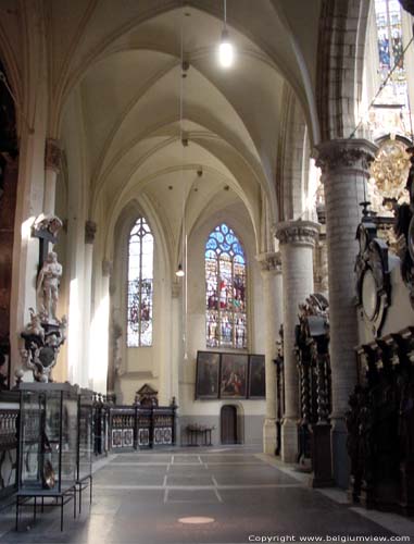 Sint-Jacobskerk ANTWERPEN 1 (centrum) / ANTWERPEN foto Zicht op de noordelijke gang van de kooromgang met links de straalkapellen en rechts de noordelijke zijde van het koordoksaal.  Foto vanuit het schip.