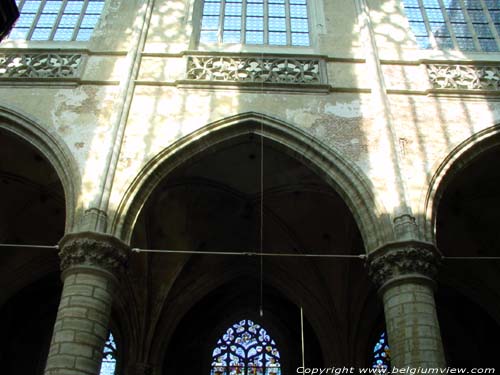 Sint-Jacobskerk ANTWERPEN 1 (centrum) in ANTWERPEN / BELGI De pilaren van de middenbeuk met de gotische spitsbogen en daarboven een pseudo triforium dat herleid werd tot een kleine borstwering.