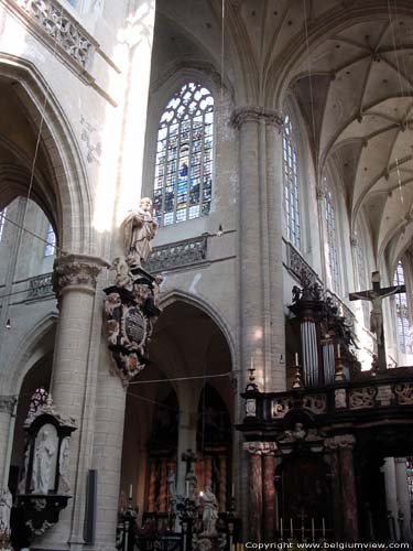 Sint-Jacobskerk ANTWERPEN 1 (centrum) in ANTWERPEN / BELGI Zicht op de viering en de toegang tot het noordtransept.