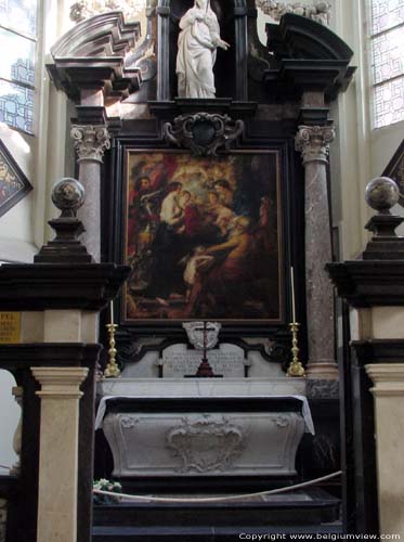 Sint-Jacobskerk ANTWERPEN 1 (centrum) / ANTWERPEN foto Het graf van Rubens ligt in de meest oostelijke straalkapel achter het hoofdaltaar.  Het schilderij 'Onze-Lieve-Vrouw temidden van de heiligen' heeft hij zelf geschilderd voor zijn grafmonument.  Het is in feite een familieportret.