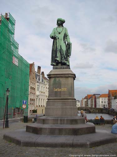 Statue Jan Van Eyck BRUGES / BELGIQUE 