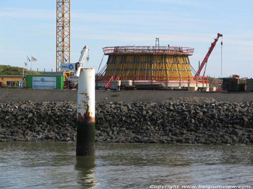 Estacade Est OOSTENDE  OSTENDE / BELGIQUE Pied en dessous duquel on mettra un moulin à vent