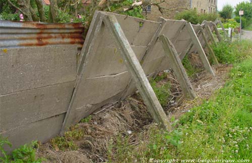 Onderstutte muur ICHTEGEM / BELGI 