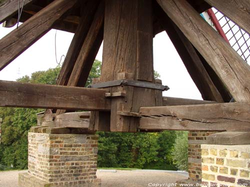 De Bonne Chiere BRUGGE / BELGI De molen werd geplaatst op bakstenen teerlingen.