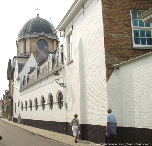 Engels klooster BRUGGE / BELGI Gevel met koepelkerk