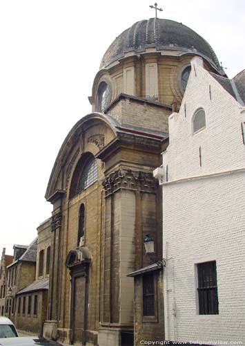 Engels klooster BRUGGE / BELGI Voorgevel van de koepelkerk