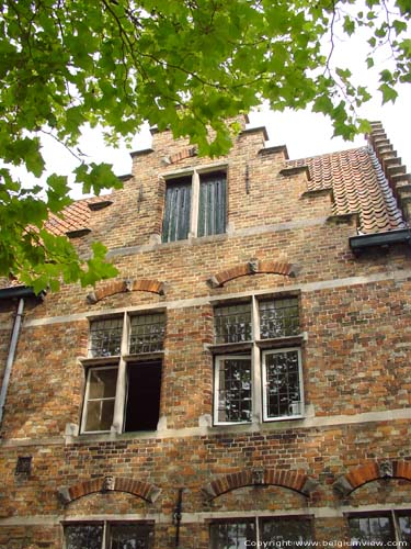 17e eeuwse trapgevels BRUGGE foto Zicht op de trapgevel boven de ramen met kruiskozijnen en ontlastingsbogen.