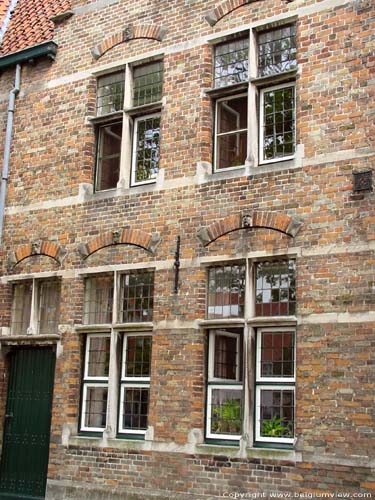 17e eeuwse trapgevels BRUGGE foto Ramen in kruiskozijnen met ontlastingsbogen erboven.