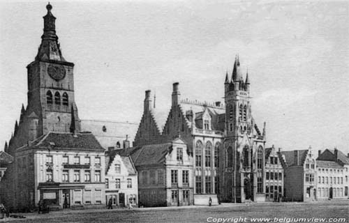 Markt (voor de eerste wereldoorlog) DIKSMUIDE foto Markt met Sint-Niklaaskerk en stadhuis.