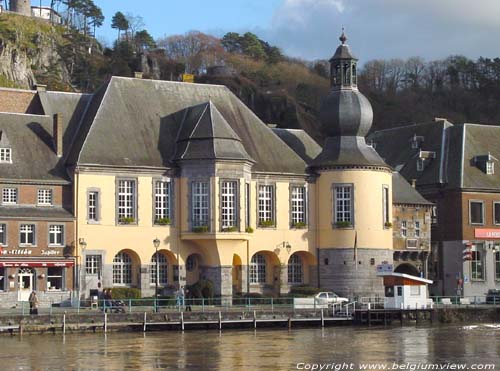 Stadhuis DINANT foto Overzicht met hoektoren en grote erker