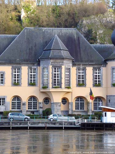 Stadhuis DINANT foto In het midden een grote erker.