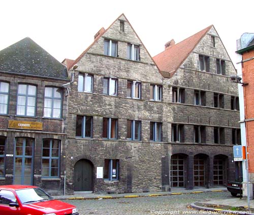 Oude romaanse huizen bij Sint-Brixiuskerk TOURNAI in DOORNIK / BELGI 