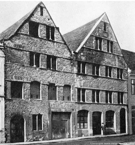 Oude romaanse huizen bij Sint-Brixiuskerk TOURNAI in DOORNIK / BELGI Oude toestand