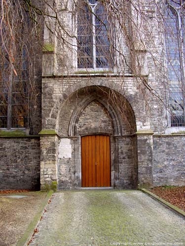 Sint-Martinuskerk KORTRIJK foto Een van de oude spitsboogportelen, overblijfles van de 13e eeuwse kerk.