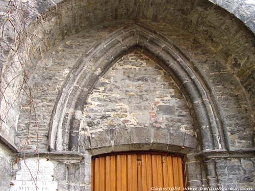 Sint-Martinuskerk KORTRIJK / BELGI Een van de oude spitsboogportelen, overblijfles van de 13e eeuwse kerk.