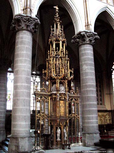 Sint-Martinuskerk KORTRIJK / BELGI Laatgotische sacramentstoren uit 1585-1586 met een hoogte van 6,3 meter in gedeeltelijk vergulde Avesnesteen door Henrik Mauris