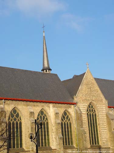 Sint-Nicolaaskerk VEURNE / BELGI Transept dat niet uitspringt tov. de zijbeuken.