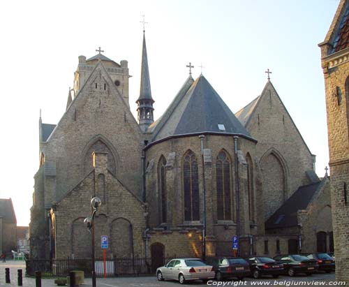 Sint-Nicolaaskerk VEURNE foto Oostkant, met zicht op de 3 beukige hallenkerk, en de koorapsis.