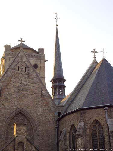 Sint-Nicolaaskerk VEURNE foto Detail met vieringtorentje.