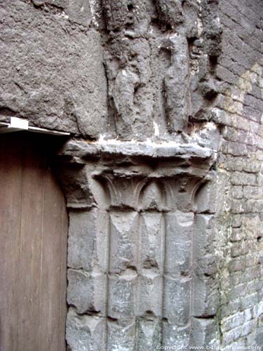 Sint-Nicolaaskerk VEURNE foto Detail van het 13e eeuwse portaal onder de westertoren.