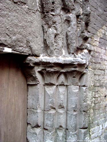 Sint-Nicolaaskerk VEURNE / BELGI Detail van het 13e eeuwse portaal onder de westertoren.