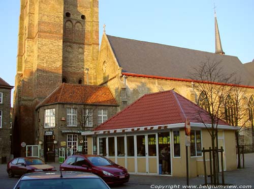 Moderne frituur Delancker VEURNE foto Moderne frituur met Sint-Nicolaaskerk op achtergrond