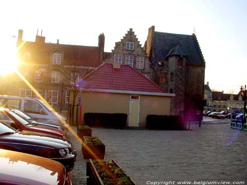 Moderne frituur Delancker VEURNE / BELGI Modern frituur met oude huizen op achtergrond, ongeveer zoals terug te vinden op protestaffiches.