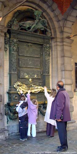 Gedenking Karel Buls en Everard Tserclaes BRUSSEL-STAD in BRUSSEL / BELGI Deze familie zal het komende jaar aan liefde geen tekort hebben... (dat denken toch de Brusselaars)