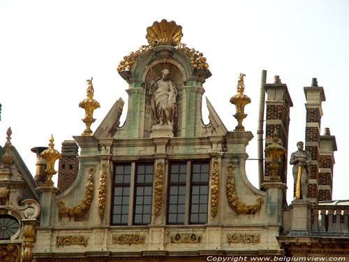 Den Cruywagen BRUSSEL-STAD in BRUSSEL / BELGI De geveltop bevat een beeld in een beeldnis, en twee paar vlamvazen, en is rijkelijk met festoenen behangen. 