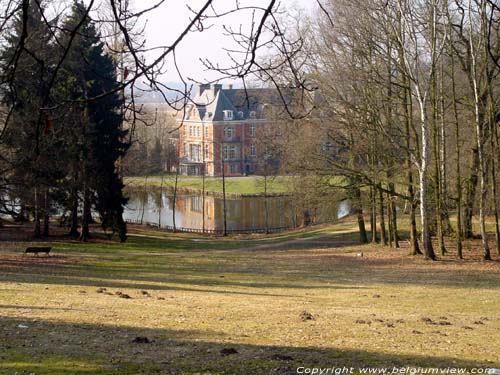 Kasteel de Maurissens - Park UZ Pellenberg PELLENBERG in LUBBEEK / BELGIË Overizcht met een stukje van het park en het kasteel de Maurissens