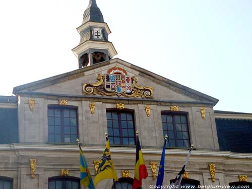 Stadhuis ROESELARE / BELGI De versiering in het fronton stelt het wapen voor van de heren van Wijnendale, die eigenaar waren van oa. het Roeselaarse.