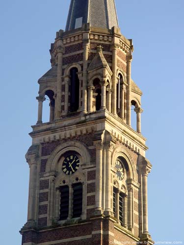 Sint-Amanduskerk ROESELARE foto Detail van de toren met de uitzonderlijke zuiltjes.