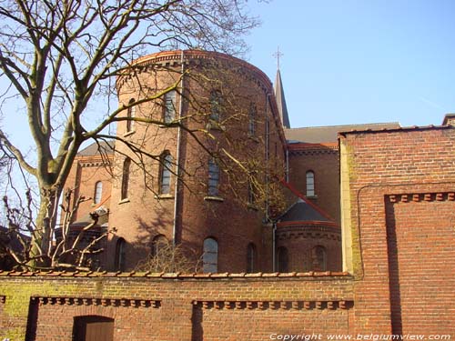 Sint-Amanduskerk ROESELARE foto Het koor wordt afgesloten met een apsis.