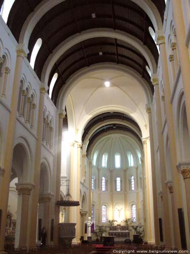 Sint-Amanduskerk ROESELARE / BELGI Foto van het schip met houten tongewelf.