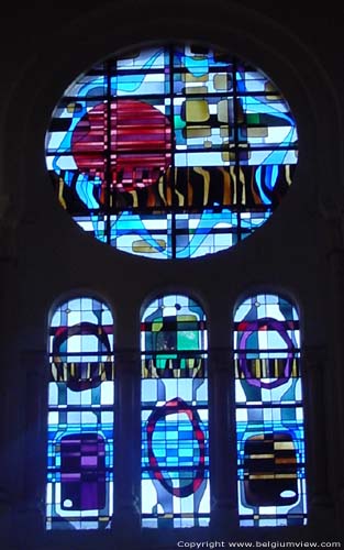 Sint-Amanduskerk ROESELARE foto Modern glas-in-lood met de typische neoromaanse rondbogen en daarboven een roosvenster.