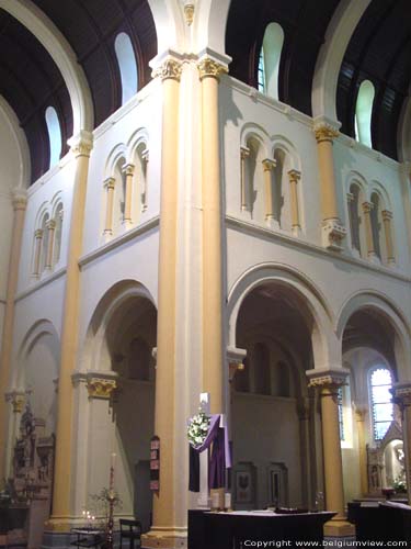 Sint-Amanduskerk ROESELARE foto Zicht op de viering met duidelijk het triforium zichtbaar.