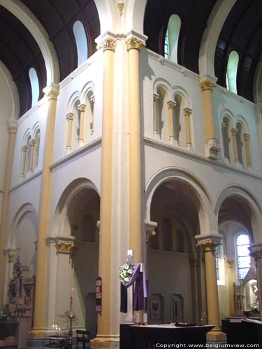 Sint-Amanduskerk ROESELARE / BELGI Zicht op de viering met duidelijk het triforium zichtbaar.