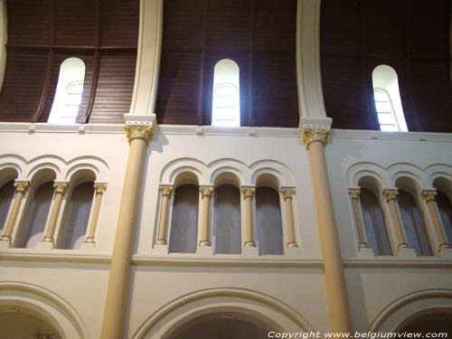 Sint-Amanduskerk ROESELARE / BELGI Detail van het triforium dat naar het schip toe geopend is met een arcade van rondboogjes op neoromaanse deelzuiltjes.