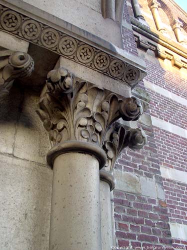 Sint-Amanduskerk ROESELARE / BELGI Neoromaanse zuilen met bladkapitelen sieren de zijkanten van de inkom.