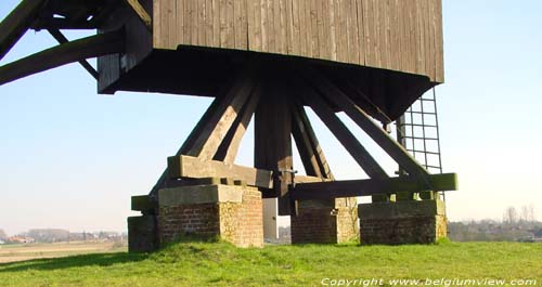 Scheldewindeke- of Vissersmolen OOSTERZELE foto Typisch is dat er twee hoge en twee lage teerlingen zijn