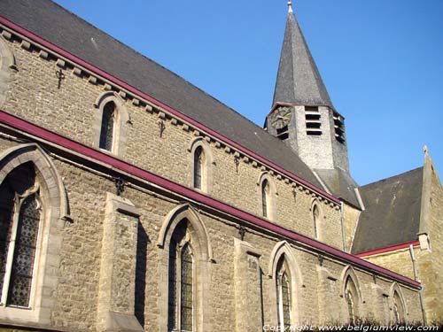 Sint-Kristoffelkerk (te Scheldewindeke) OOSTERZELE foto Neogotische schip met spitsboogramen en vieringtoren.