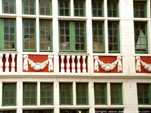 Huis uit 1706 GENT / BELGI Let op de festoenen (guirlandes) en balusters die de borstweringen onder de kruiskozijnen versieren.