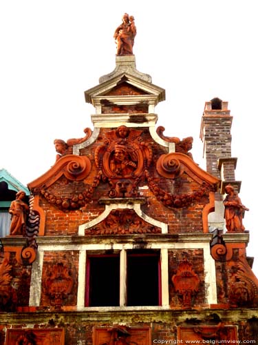 De Fluitspeler - Den Vliegenden Hert - De Hel GENT / BELGI Rijkelijk met terracotta versierde geveltop.