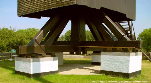 Zuid Duinenmolen of Zuid-abdijmolen KOKSIJDE foto Klassiek beeld van teerlingen: een hoog en een laag paar.